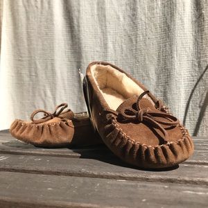 **SOLD**NWT bearpaw moccasins slippers